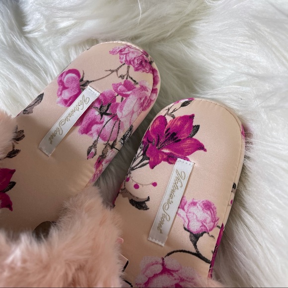 Victoria’s Secret Slippers Pink Faux Fur with Gift Bag 💕 - Picture 10 of 13